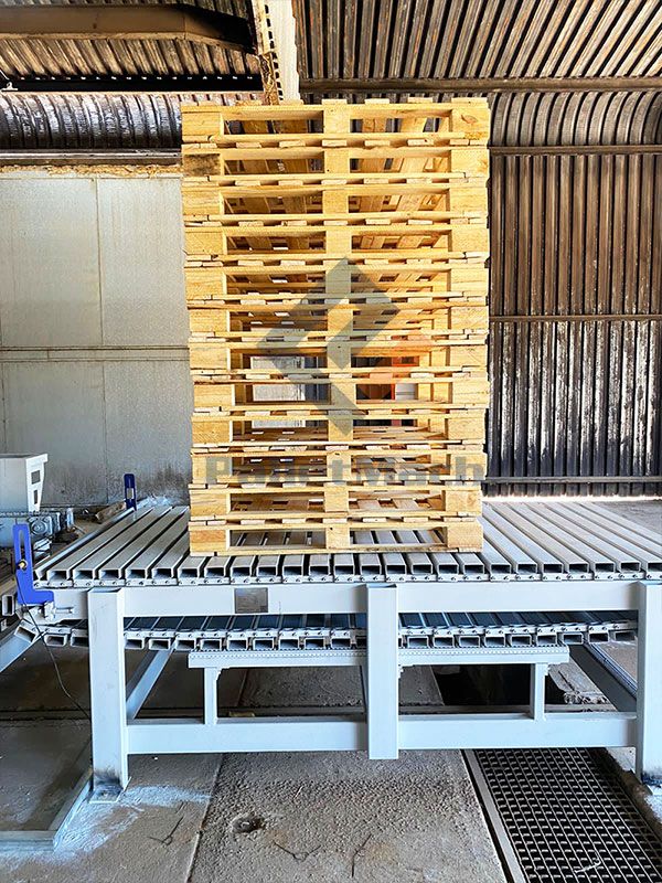 pallet stacking machine