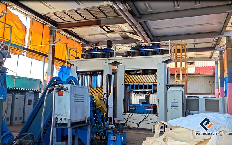 Waste plastic pallet press machine running at a Japanese plant, the mould closing on a mix of cable skin and PP/PE flakes