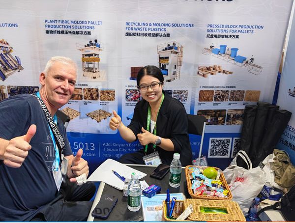 A customer and our account manager going over next steps at the ThoYu booth(75) Un cliente y nuestro gerente de cuenta revisando los próximos pasos en el stand de ThoYu
